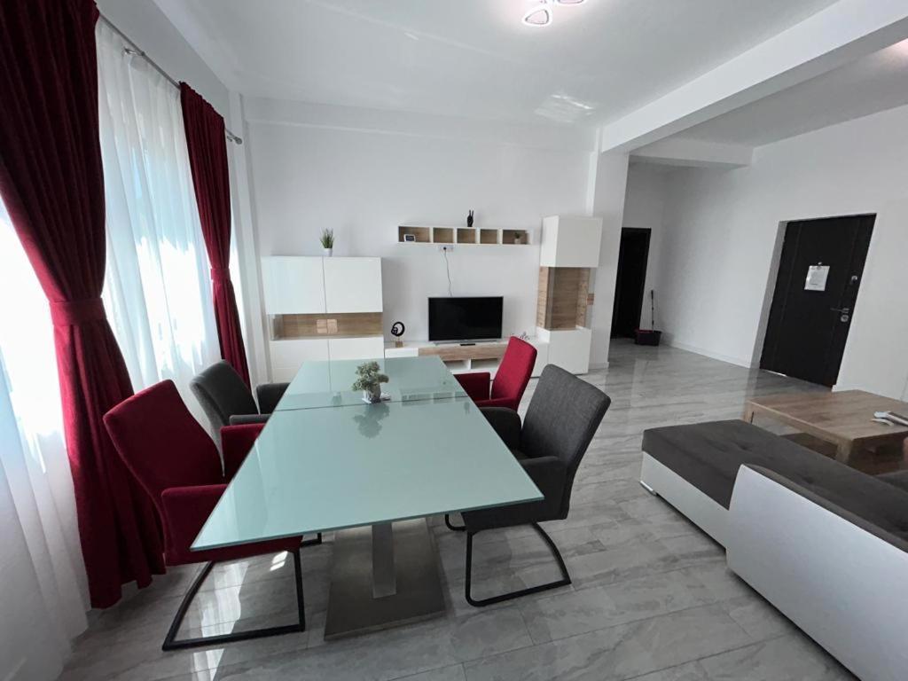 Luxury Cozy Apartments - City Center Suceava Bagian luar foto